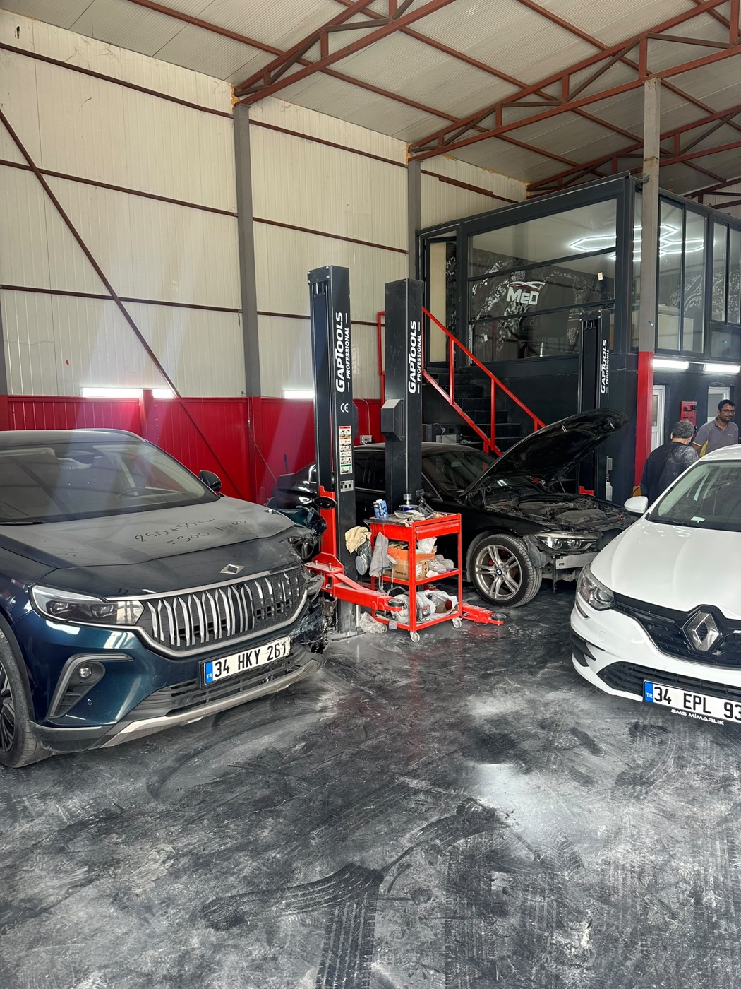 MeDiCars atölyesinde lift üzerinde bakımı yapılan araçlar
